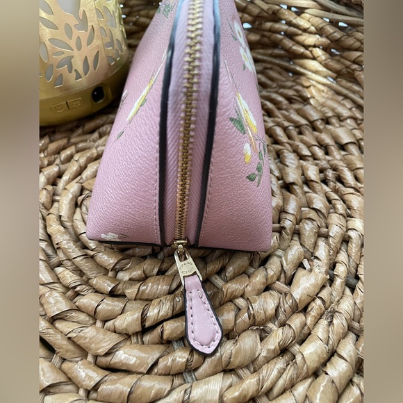 🌸Elegant Pink Leather Coach Accessory Zipper Case - Floral Design 🌺 - Picture 2 of 5